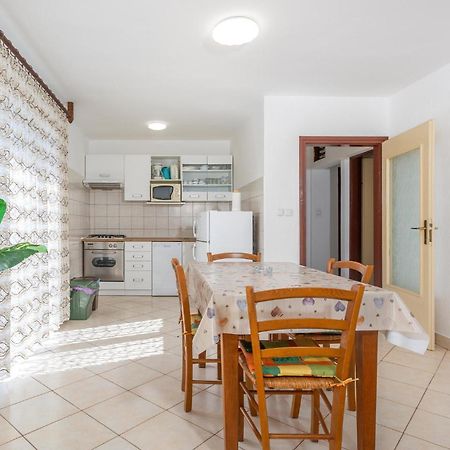 Lovely Apartment In Krk With Kitchen Brzac 外观 照片