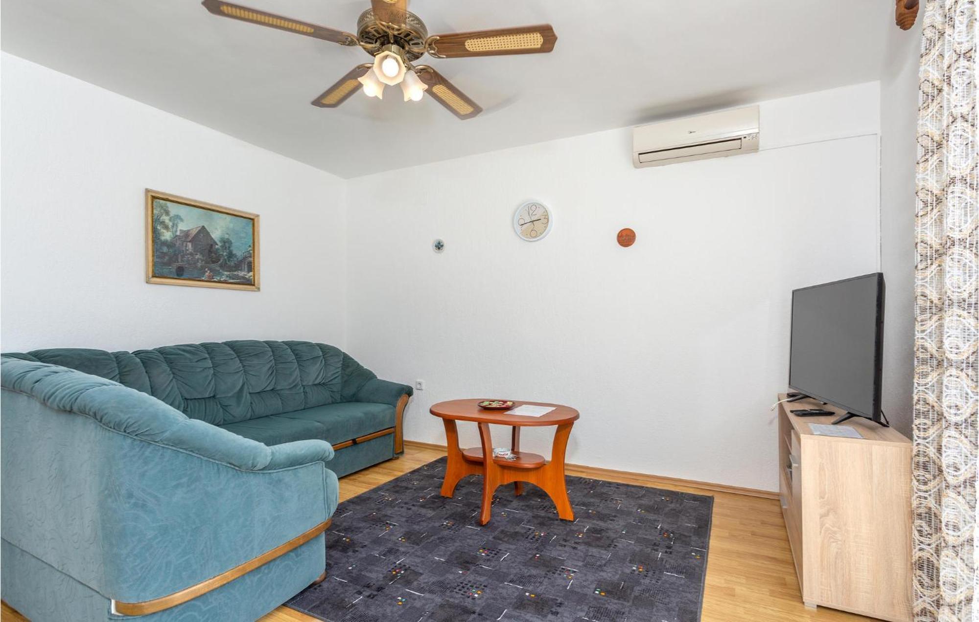 Lovely Apartment In Krk With Kitchen Brzac 外观 照片